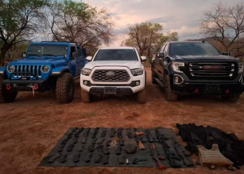 Aseguran tres vehículos con armas y equipo táctico en Navojoa, dos tenían reporte de robo