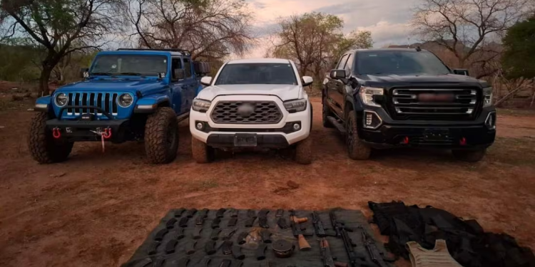 Aseguran tres vehículos con armas y equipo táctico en Navojoa, dos tenían reporte de robo