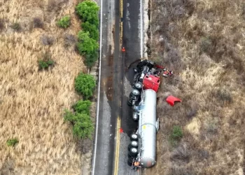 Cierran Carretera Moctezuma – Mazocahui por Volcamiento de Pipa con Material Tóxico