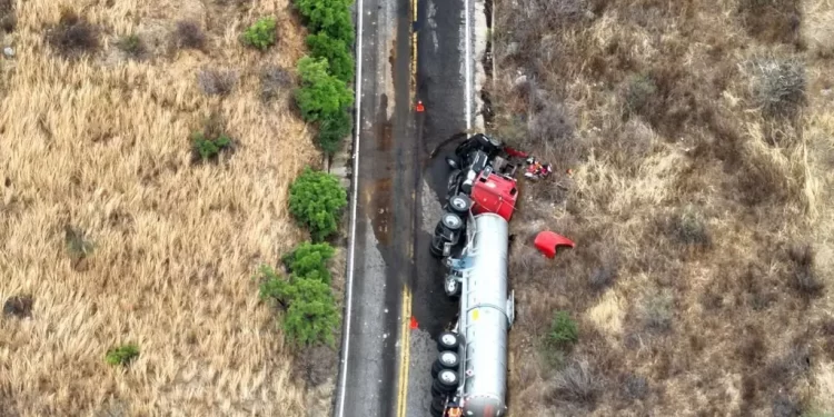 Cierran Carretera Moctezuma – Mazocahui por Volcamiento de Pipa con Material Tóxico