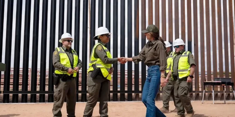 La nueva táctica de Trump: Pinta de negro muro fronterizo para elevar el calor y frenar migrantes