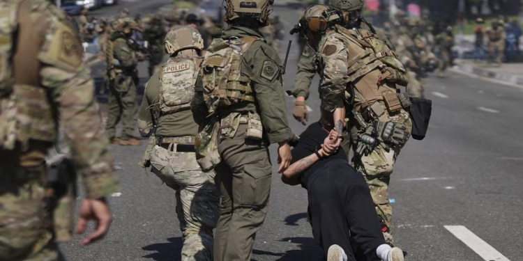 Redadas regresan a Los Ángeles; agentes migratorios realizan “Operación Caballo de Troya” en Home Depot de Westlake