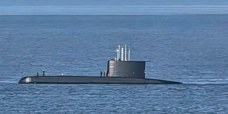 Marina alerta sobre submarino chileno fondeado en Puerto Vallarta