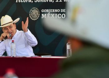 A pesar de que Claudia descarta cambios, Durazo refuerza el cabildeo para desembarcar en Segob