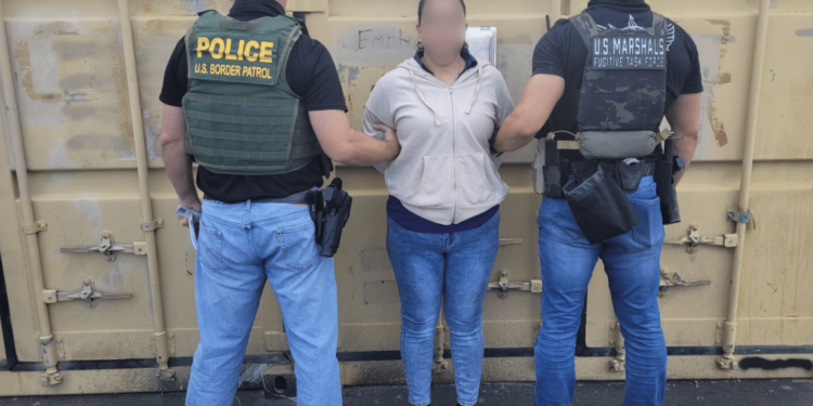 Entregan en Nogales a mujer buscada en Sonora por fraude y falsificación