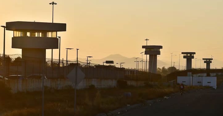 Estados Unidos transfiere a México a 14 mexicanos presos por narcomenudeo