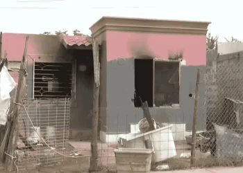 Rescatan a Joven de Incendio en su Casa en Colonia Los Arroyos, en Hermosillo