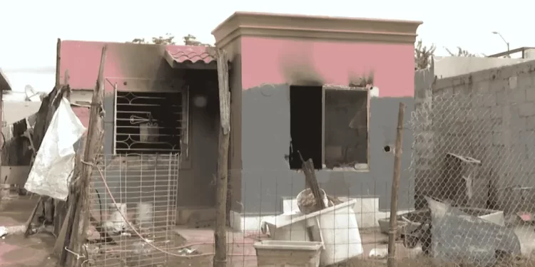 Rescatan a Joven de Incendio en su Casa en Colonia Los Arroyos, en Hermosillo