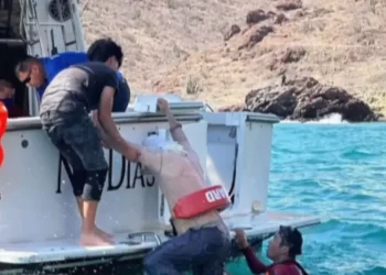 Rescatan a 4 Pescadores que Terminaron Atrapados en Playa “El Tomate” en San Carlos