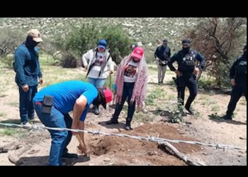 Madres Buscadoras de Sonora encuentran restos humanos dentro de camionetas quemadas en Sonora