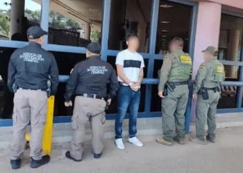 Deportan a Padre y sus dos hijos de Estados Unidos por orden de aprehensión en Sonora