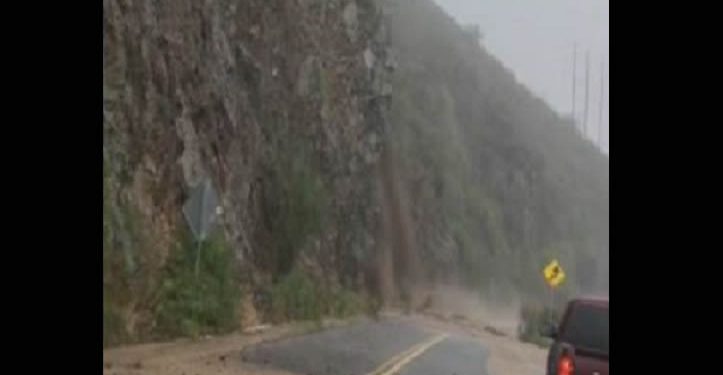 Provocan lluvias deslizamientos de tierra y piedra en los cerros aledaños a las carreteras de Sonora