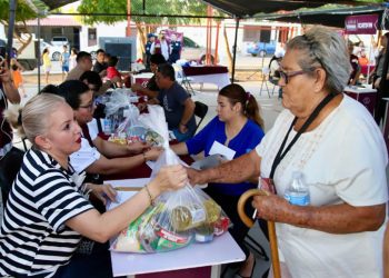 Con “Sonora Atiende”, Durazo beneficia a familias de la colonia Lomas de Linda Vista