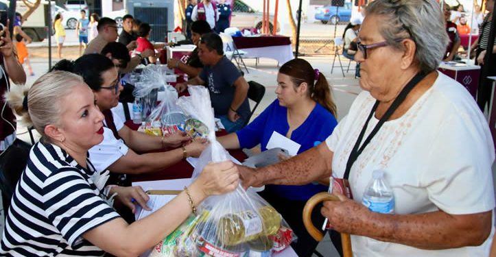 Con “Sonora Atiende”, Durazo beneficia a familias de la colonia Lomas de Linda Vista