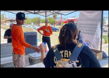 Se entregan 360 litros de agua y suero oral en puntos de hidratación instalados en el Centro de Gobierno