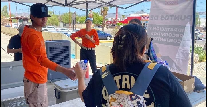 Se entregan 360 litros de agua y suero oral en puntos de hidratación instalados en el Centro de Gobierno