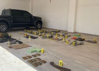 Ejército Mexicano asegura arsenal y un vehículo blindado en Caborca, Sonora