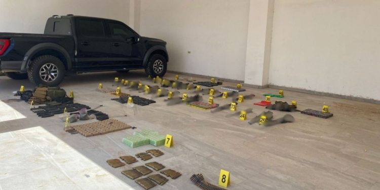 Ejército Mexicano asegura arsenal y un vehículo blindado en Caborca, Sonora