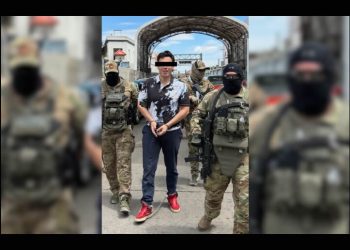 Embajador de EU difunde foto de Julio César Chávez Jr. esposado de pies y manos