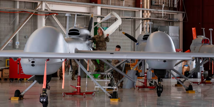 Dentro del contenedor de transporte sin ventanas desde donde se buscan migrantes con drones