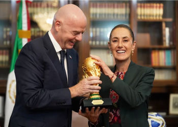 Claudia Sheinbaum recibe la Copa del Mundo en manos de Gianni Infantino; el presidente de la FIFA visitó Palacio Nacional