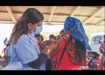 Redoblan esfuerzos para contener el brote de sarampión