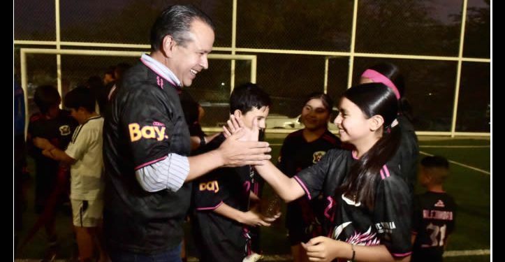 Beneficia Toño Astiazarán a familias de colonia Los Ángeles con cancha deportiva