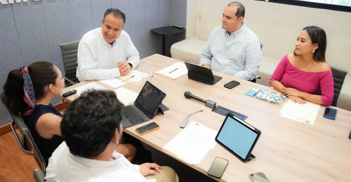 Atiende Astiazarán a estudiantes de la UNISON para reforzar seguridad vial fuera del campus Hermosillo