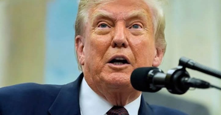 Trump lanza arancel de 100% para chips importados