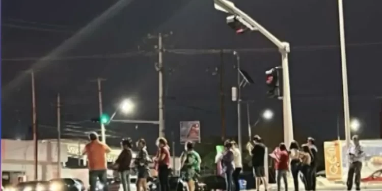 Vecinos de Colonia Villas del Sur Bloquearon Salida a Guaymas; Tenían Cuatro Días Sin Luz
