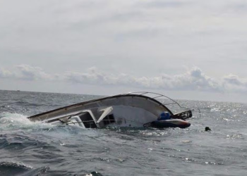 Rescatan a dos personas tras hundimiento de un yate en Guaymas