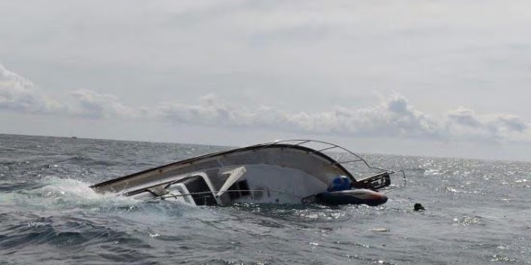 Rescatan a dos personas tras hundimiento de un yate en Guaymas
