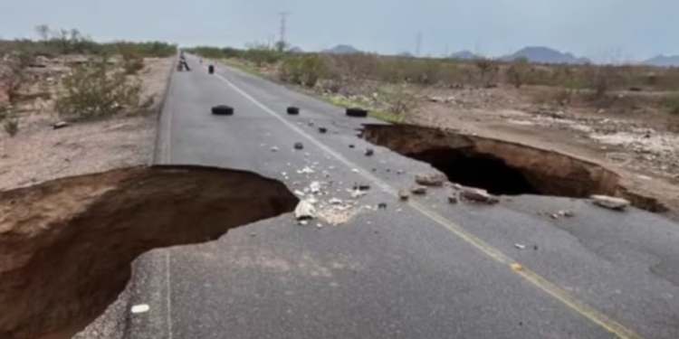 Fuertes lluvias ocasionan socavón en carretera Cero Sur en Sonora; impide tránsito a región costera de Hermosillo