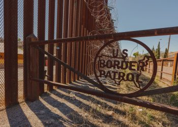 Embajada de Estados Unidos niega que se haya abierto la frontera para dar asilo político; advierte sobre fraude y “coyotes”