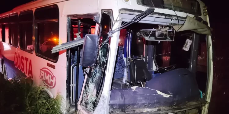 Choca Camión de la Costa y Pickup en Ejido El Triunfo en Hermosillo; Hay Lesionados