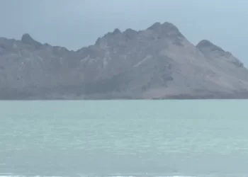 Cierran Puerto de Bahía de Kino por Fuertes Vientos y Oleaje; ¿Hay Acceso a la Playa?