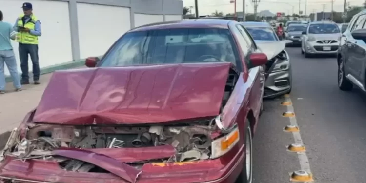 Cinco Vehículos Chocan Frente a Residencial La Jolla en Hermosillo; No Hubo Lesionados