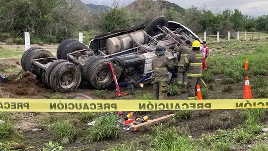 Conductor de Tractocamión Vuelca en Carretera Hermosillo-Nogales