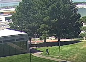 El FBI difunde FOTOS y VIDEO de posible asesino de Kirk. Balas traían mensaje grabado