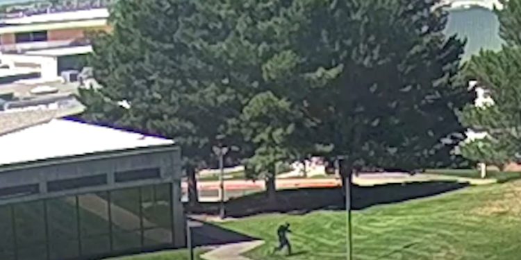 El FBI difunde FOTOS y VIDEO de posible asesino de Kirk. Balas traían mensaje grabado