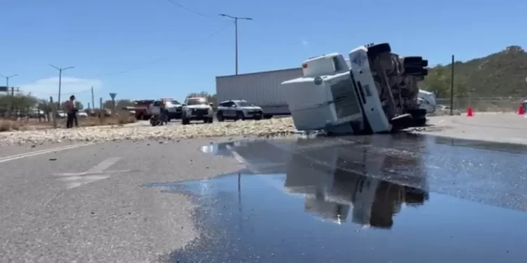 Vehículo de Carga se Voltea en Hermosillo; Se Derramaron Más de 600 Litros de Combustible