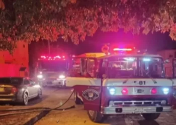 Vivienda en Empalme se Incendia por Corto Circuito en el Refrigerador; Dejó Dos Personas Heridas