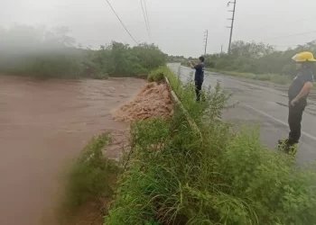 Cierran carretera Álamos-Navojoa ante fuertes lluvias