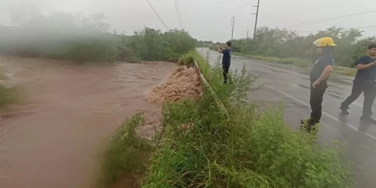 Cierran carretera Álamos-Navojoa ante fuertes lluvias
