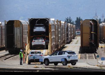 Pekín condena el aumento de aranceles a los autos chinos anunciado por Sheinbaum y acusa a México de someterse a la “coerción” de EE UU