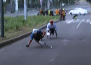 Caída de atletas en Maratón CDMX; Brugada aclara que fue un registro mal tapado, no un bache