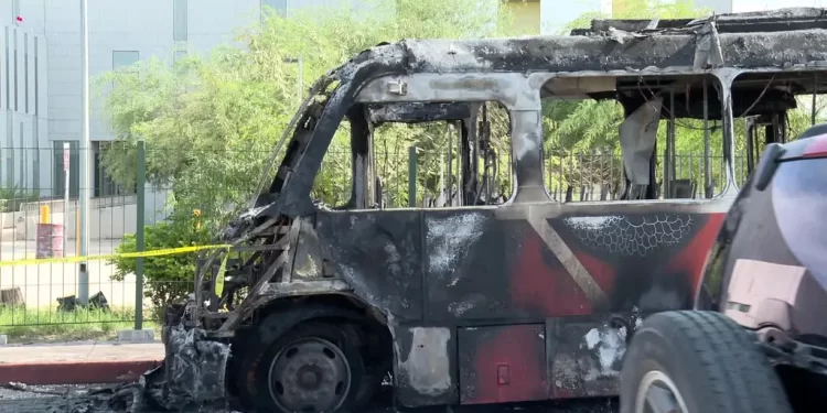 Camión de Transporte Urbano se Incendió Totalmente Frente al IMSS, en Hermosillo