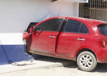 Conductora se estrella contra una farmacia en Hermosillo