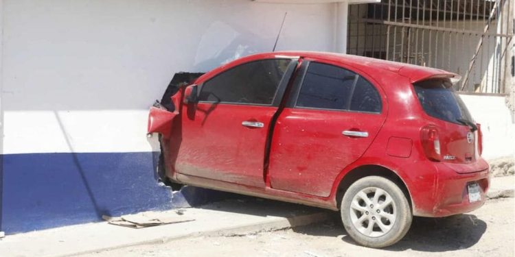 Conductora se estrella contra una farmacia en Hermosillo