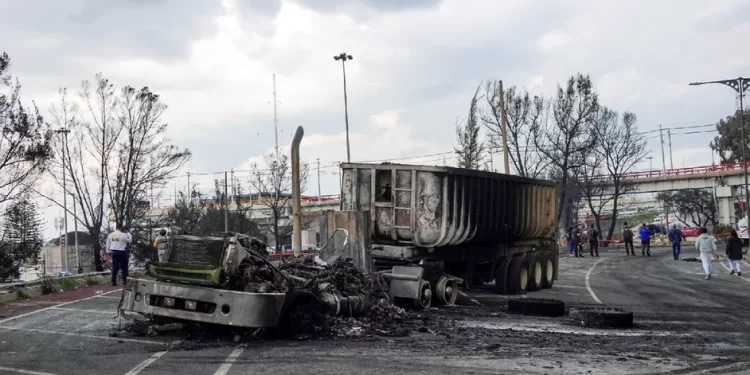 Suman 21 personas muertas tras explosión de pipa en Puente de La Concordia, Iztapalapa